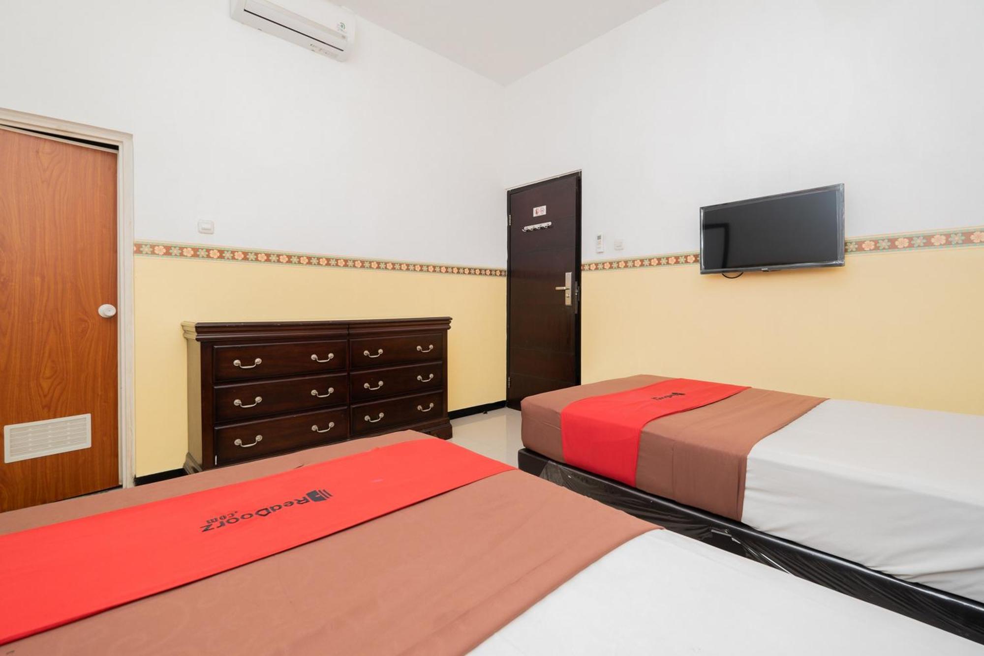 Reddoorz Near Taman Krida Budaya Malang Ngoại thất bức ảnh