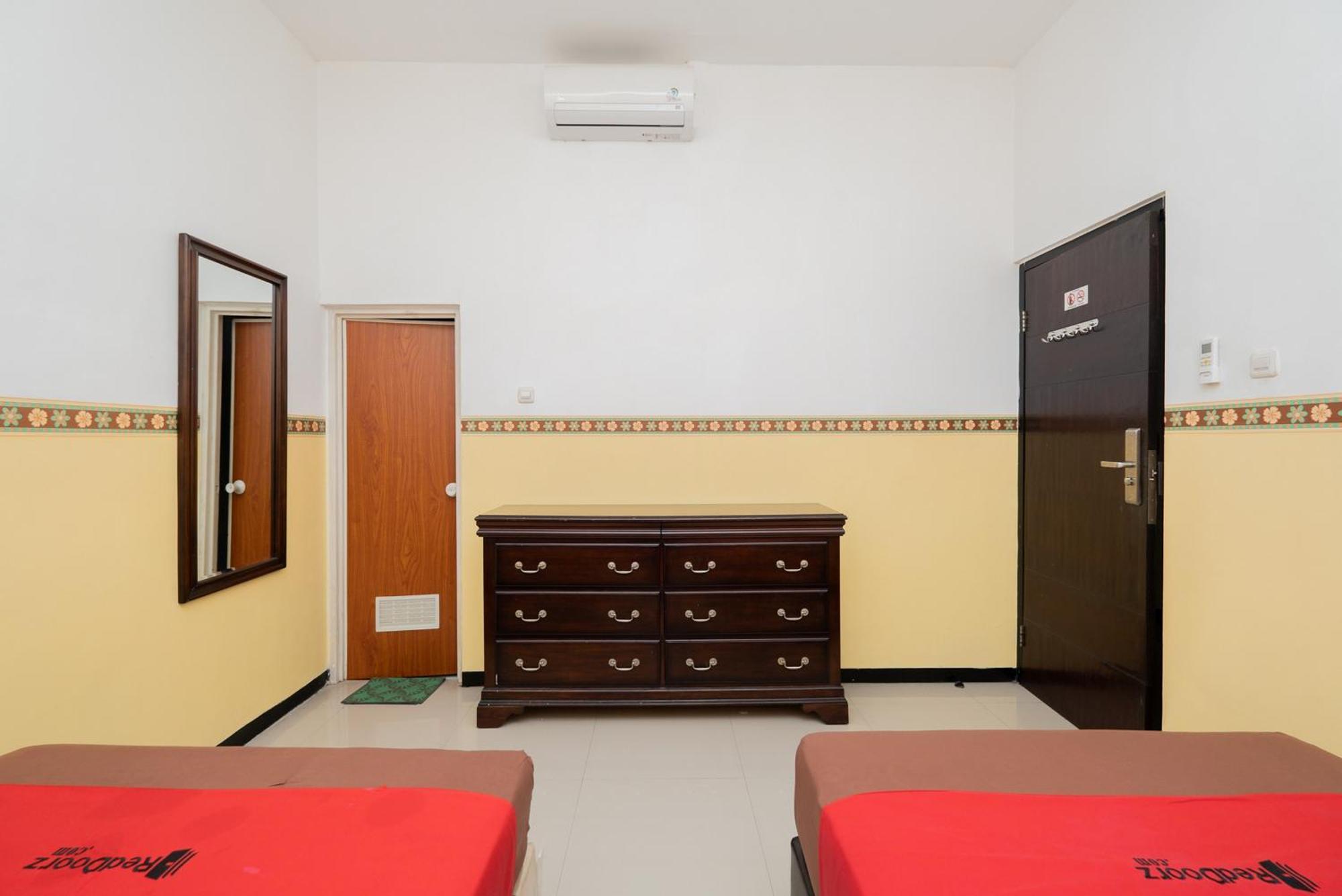 Reddoorz Near Taman Krida Budaya Malang Ngoại thất bức ảnh